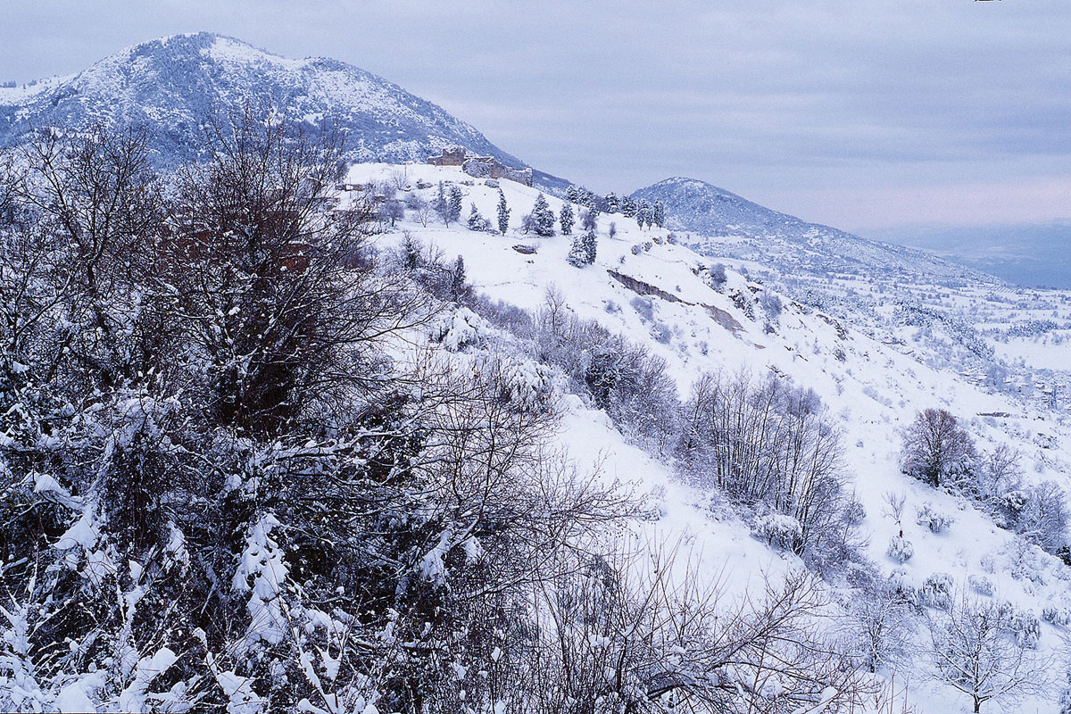 A view of Mt. Kallidromo above the village of Mendenitsa, with Elafovouni Peak in the distance (Photo: G. Politis) A view of Mt. Kallidromo above the village of Mendenitsa, with Elafovouni Peak in the distance (Photo: G. Politis)